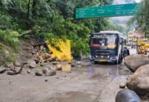 पतलीकूहल में पहाड़ी से गिरे पत्थर, सब्जी के खोखे को नुकसान – बड़ी दुर्घटना टली