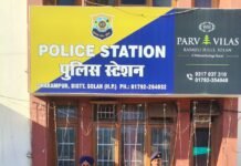 धर्मपुर पुलिस की सतर्कता: भगोड़े चोर विरेंद्र कुमार उर्फ बाबू को सोलन बस स्टैंड से दबोचा