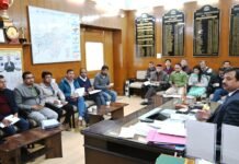 भट्टाकुफर मार्ग पर गड्ढा पड़ने की भारतीय भूवैज्ञानिक सर्वेक्षण ने उपायुक्त को सौंपी रिपोर्ट