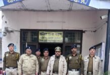 नाहन में बाल्मीकि बस्ती में पुलिस ने दबिश देकर 10.11 ग्राम चिट्टे समेत एक को किया गिरफ्तार, करंसी व जेवरात भी बरामद