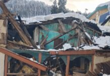 भारी बर्फबारी से पंचायत रुणहकोठी के गांव सामरा में तीन मंजिला मकान ध्वस्त, परिवार बेघर।