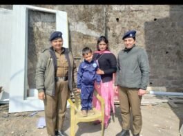 “संजौली में रोते मिले मासूम को स्थानीय पुलिस टीम ने तत्परता से परिवार से मिलाया”