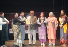 गेयटी थिएटर शिमला में देवभूमि शिखर सम्मान समारोह आयोजित, प्रेमपाल आर्य हुए सम्मानित।