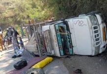 कैंची मोड़ पर श्रद्धालुओं से भरी पिकअप पलटी, टला बड़ा हादसा