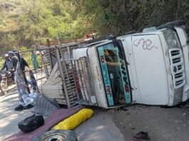 कैंची मोड़ पर श्रद्धालुओं से भरी पिकअप पलटी, टला बड़ा हादसा