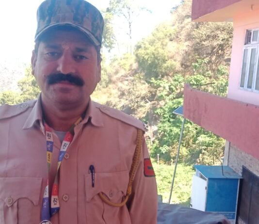 ईमानदारी की मिसाल: होमगार्ड जवान बलवीर सिंह ने लौटाए 2700 रुपये, श्रद्धालुओं ने सराहा