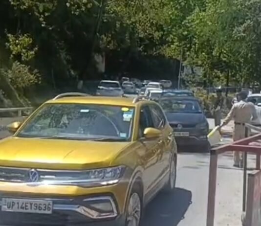 सप्ताहांत पर सोलन–शिमला मार्ग पर बढ़ा ट्रैफिक वॉल्यूम, पुलिस की सक्रिय व्यवस्था से यातायात रहा सुचारू