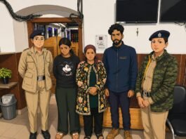 पंथाघाटी से लापता 62 वर्षीय महिला को पुलिस ने सकुशल ढूंढा, परिवार को सौंपा