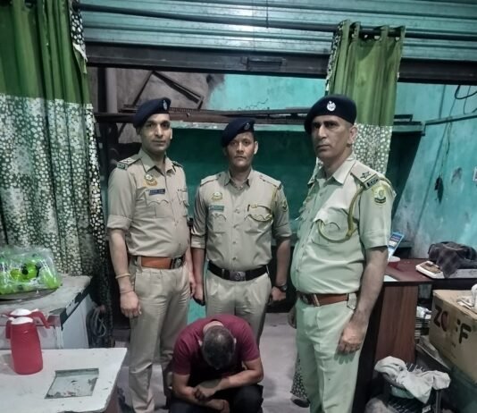 शिमला पुलिस का अभियान जारी: झाकड़ी बाजार में दुकान से भारी मात्रा में अंग्रेजी शराब जब्त