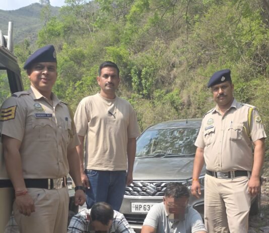 नाहन-रेणुका रोड पर नाकाबंदी के दौरान कार से 6.95 ग्राम चिट्टा बरामद, दो गिरफ्तार