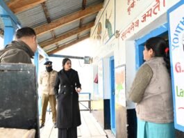 उपायुक्त ने किया प्राथमिक पाठशाला तान्दी का औचक निरीक्षण, शिक्षा गुणवत्ता सहित अन्य पाई कमियों पर सुधार के सख्त निर्देश