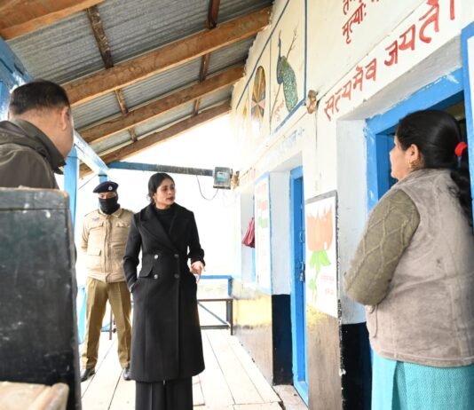 उपायुक्त ने किया प्राथमिक पाठशाला तान्दी का औचक निरीक्षण, शिक्षा गुणवत्ता सहित अन्य पाई कमियों पर सुधार के सख्त निर्देश