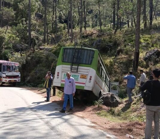 रिवालसर के पास निजी बस हादसे का शिकार, चालक की सूझबूझ से टला बड़ा हादसा, 10-12 यात्री घायल