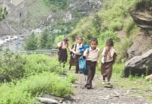 स्कूल पहुंचने के बाद मिली छुट्टी की सूचना, प्रशासनिक देरी से बारिश में भटके नौनिहाल