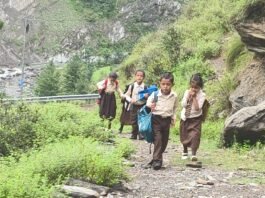 स्कूल पहुंचने के बाद मिली छुट्टी की सूचना, प्रशासनिक देरी से बारिश में भटके नौनिहाल
