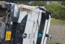 सड़क किनारे खेत में जा गिरा ट्रक, चालक व परिचालक सुरक्षित
