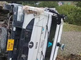 सड़क किनारे खेत में जा गिरा ट्रक, चालक व परिचालक सुरक्षित