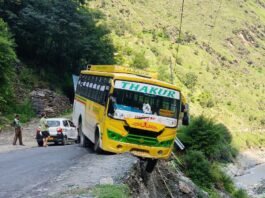 कुछ फीट और खिसकती तो खाई में समा जाती बस, बाल-बाल टला हादसा